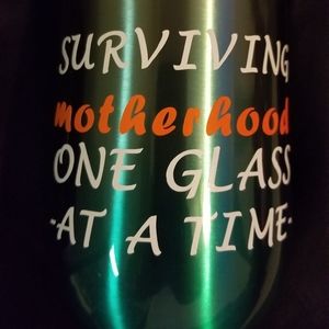 Stemless wine mug with lid